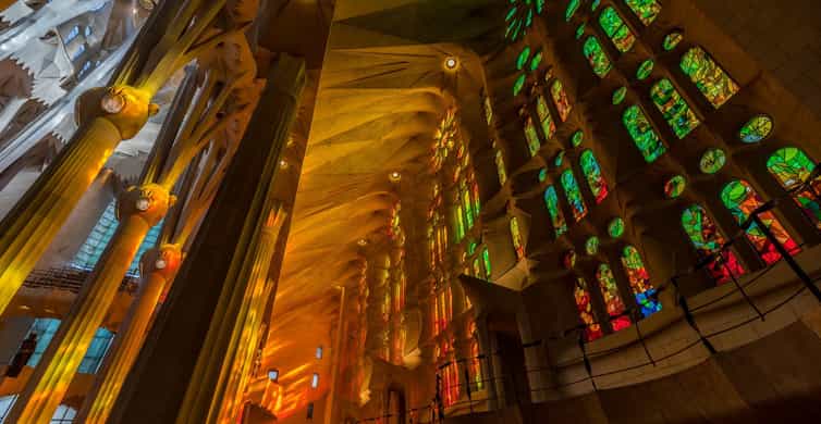 Barcelona: Sagrada Familia Guided Tour with Express Entry