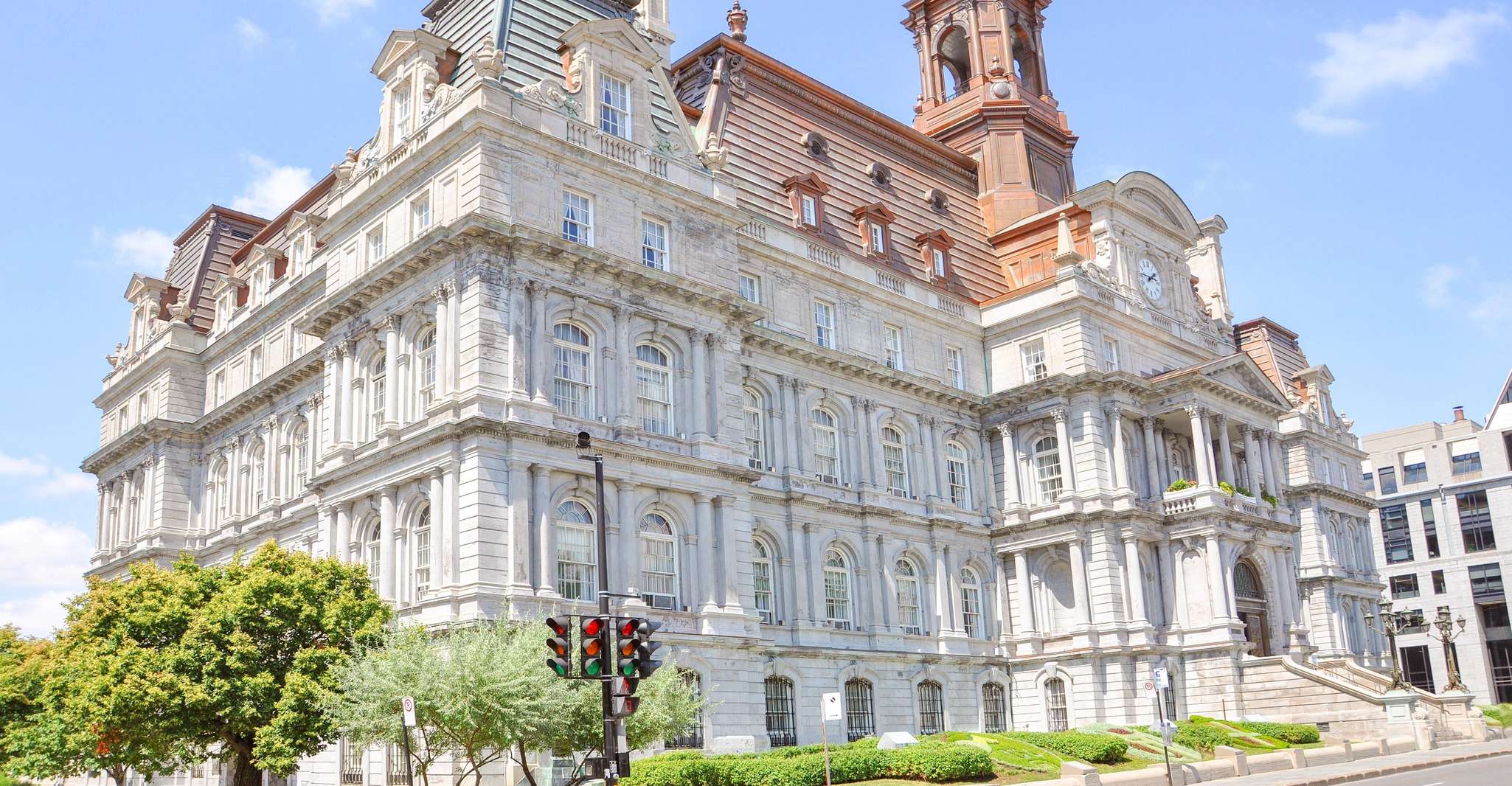 Montreal: Guided Bus Tour