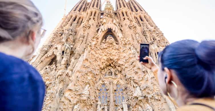 Barcelona: Sagrada Familia Tour with Optional Tower Access