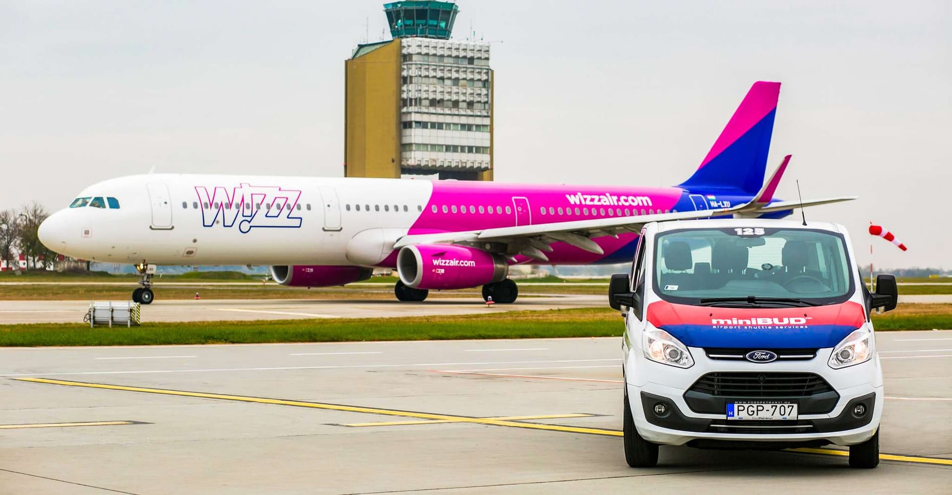 Budapest: Shared Airport Shuttle Bus Transfer photo 2