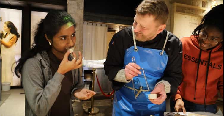 Paris: Living Cheese Museum Guided Tour with Cheese Tasting