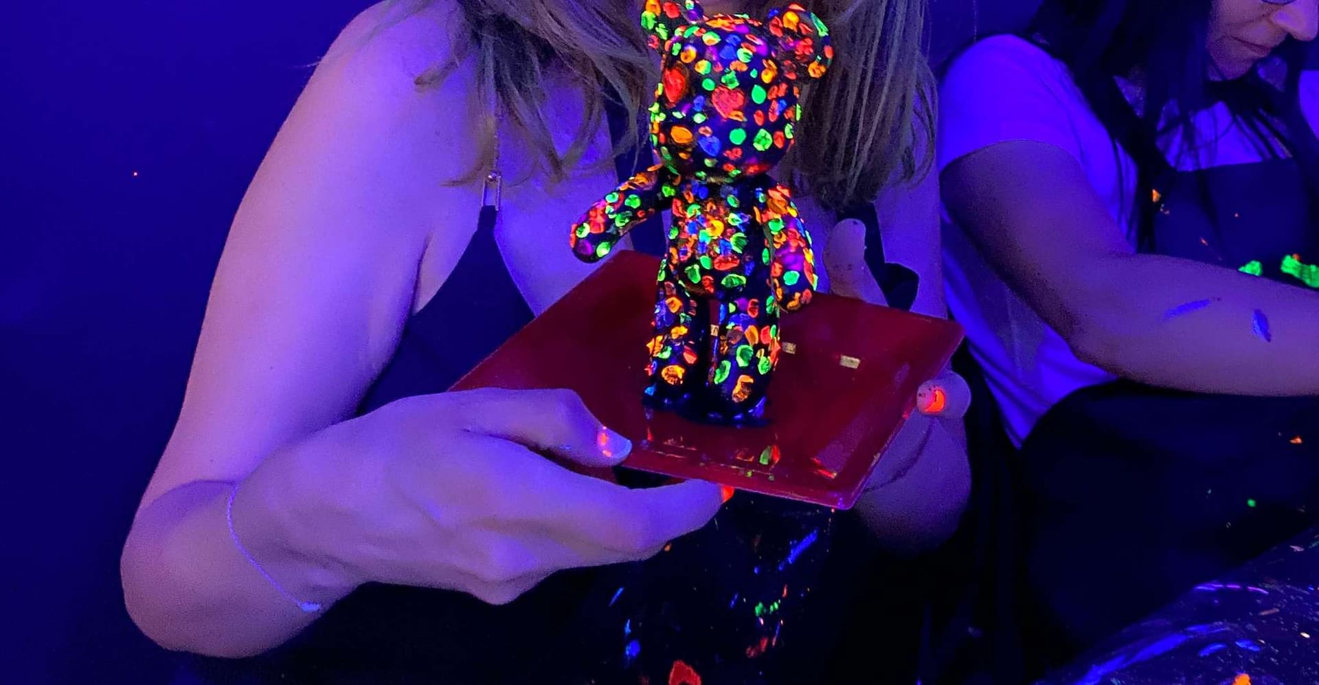 Barcelona: Bear-brick Fluorescent Painting | Wine and Art photo 2